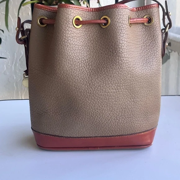 VINTAGE DOONEY AND BOURKE CROSSBODY BUCKET SAND AND TAN TRIM DRAWSTRING - Picture 10 of 15